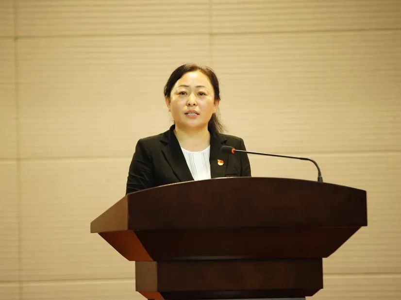 她是6号选手刘爽,来自河北区宁园街道,正在演讲《不忘初心跟党走 巾帼