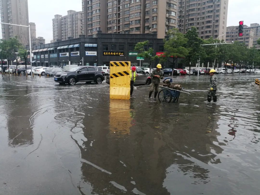 蹚水进校徐州这所小学门口一下雨就积水