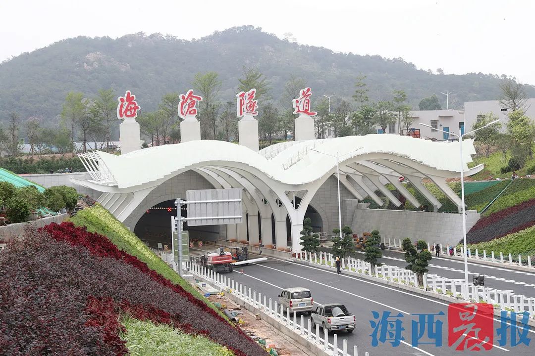 车辆驶出后并入石鼓山立交; ● 第三个出口在火炬北路,它也是隧道在岛