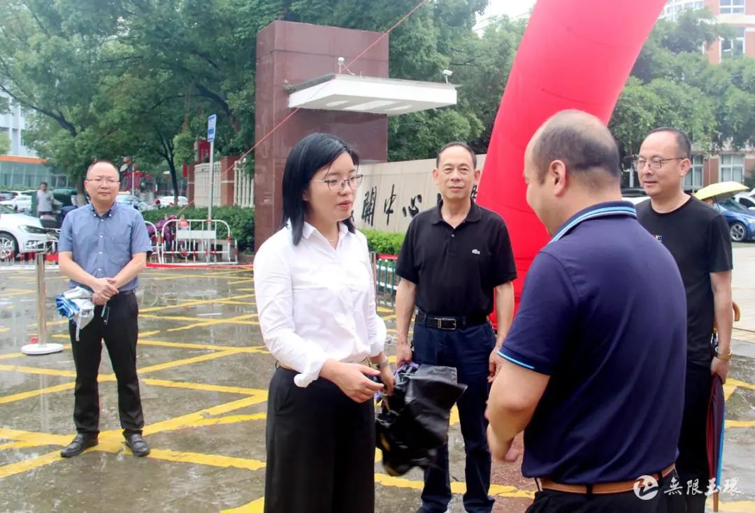 在城关中心小学,卢小春一边参观校园,校中书院等,一边详细了解学校办