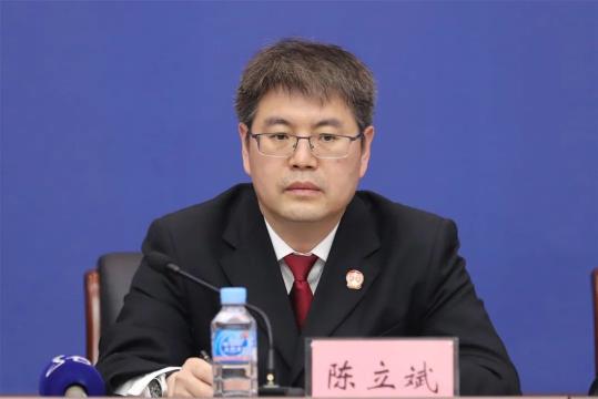 内蒙古高院环资庭副庭长陈立斌答记者问 王雅文摄