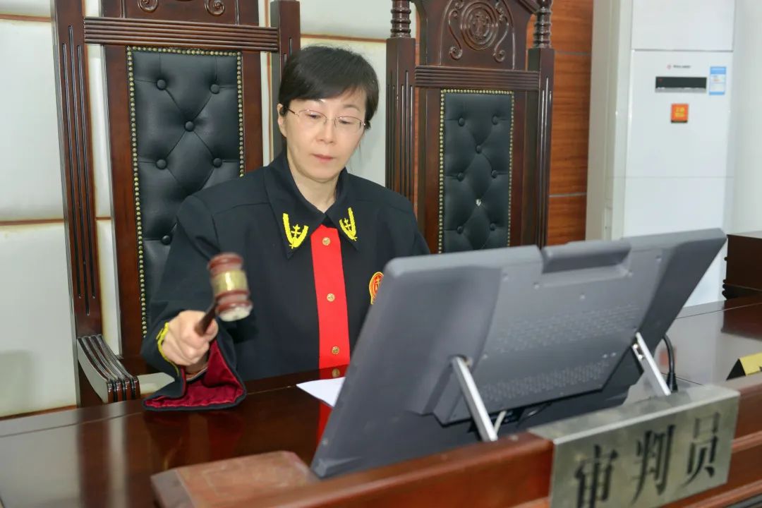 我身边的优秀法官干警刘艳春坚守基层法庭33年的金牌调解员