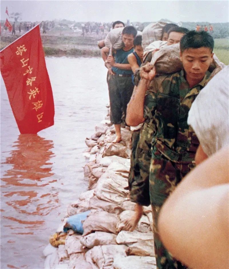 98年解放军身体抗洪图片