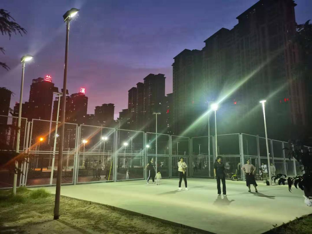 在接到群众反映邙山体育公园夜间照明设施不亮的问题后,区城市管理局