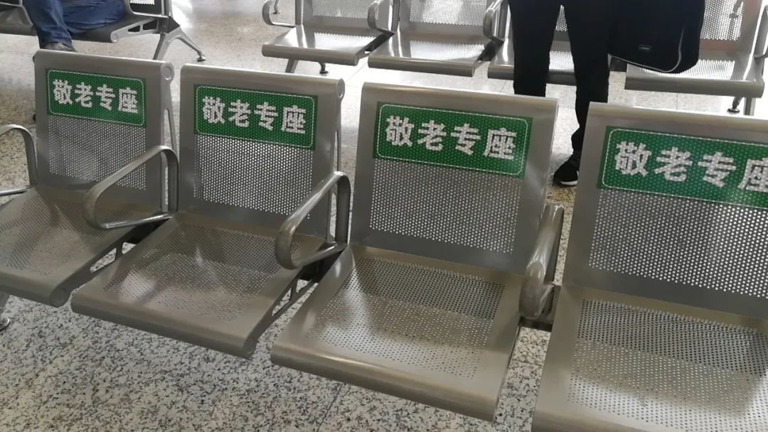 设置敬老专座▽▽▽为行动不便的群众准备爱心轮椅▽▽▽