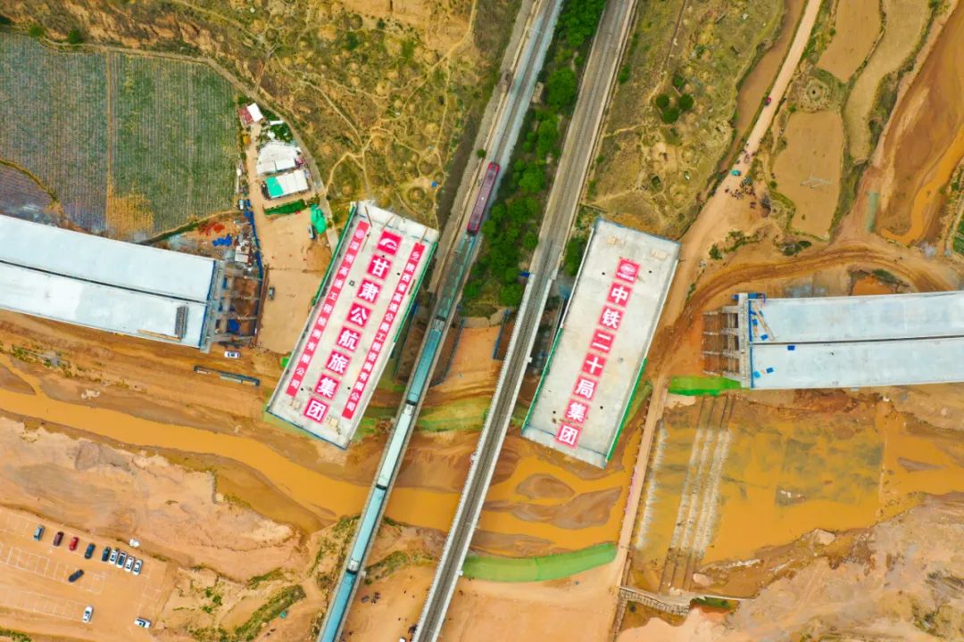 也是甘肃省首座高速公路转体桥是全线控制性工程横跨陇海铁路等多条