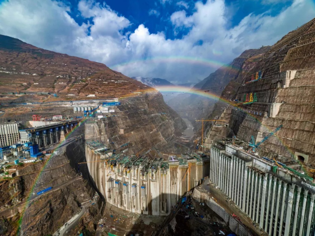 白鹤滩水电站大坝上游面出现美丽的双彩虹  摄影