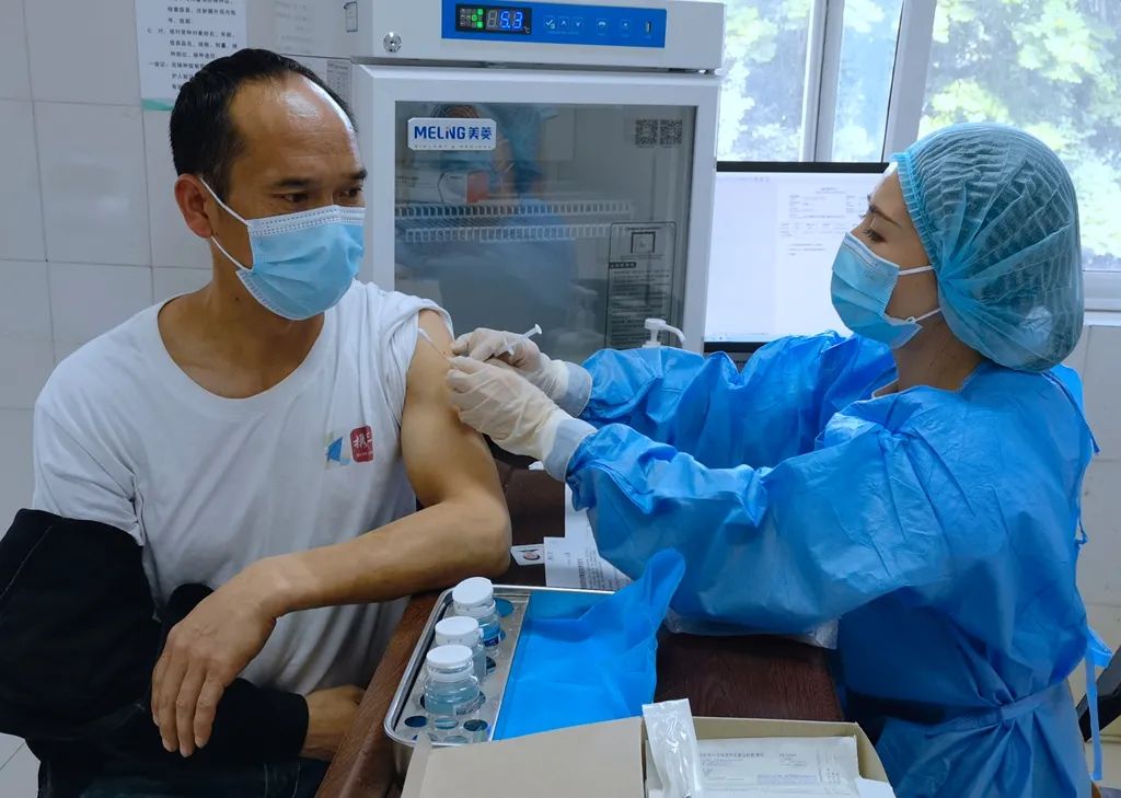 打新冠疫苗～护士一天推针400多次