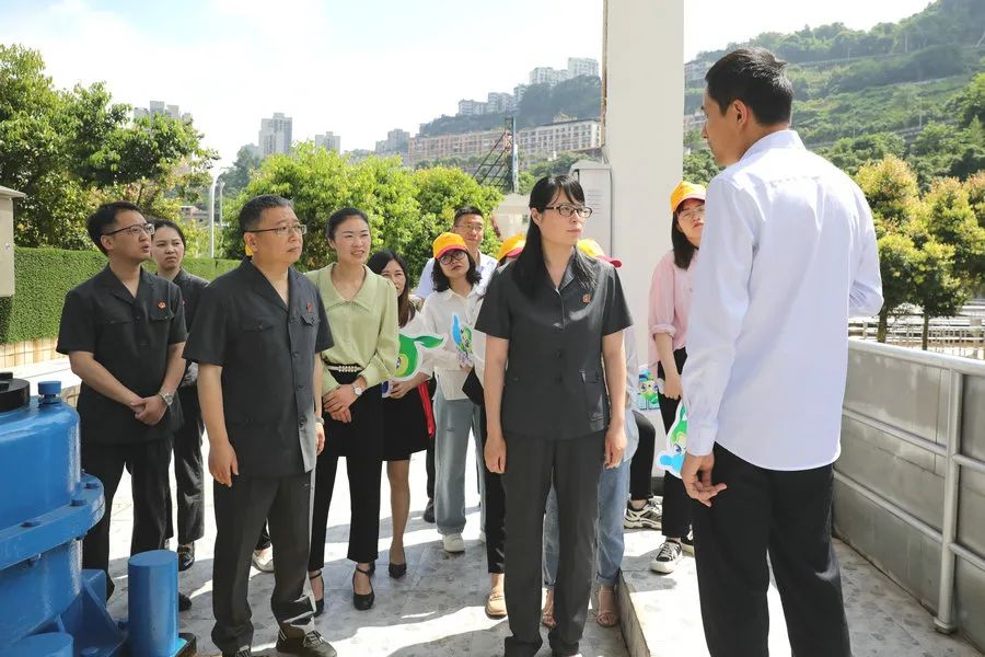 在活动中,市人大代表黄兰变身现场宣传员,呼吁大家