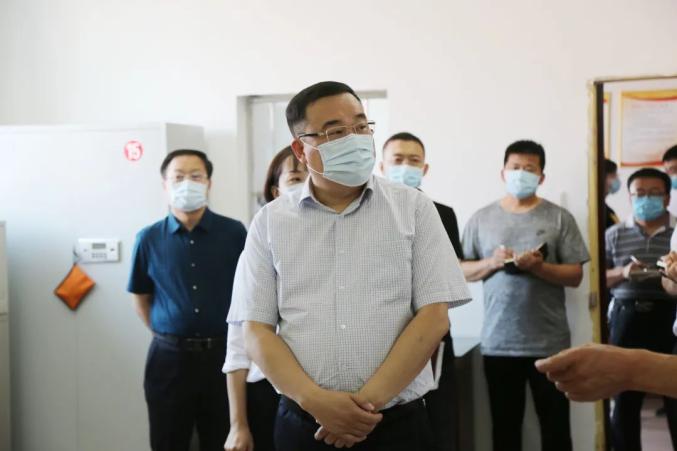 王永昌书记和吴海山县长一行先后来到教体局和县一中.