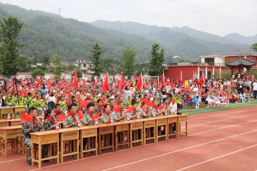 在平安镇中心校,县人武部给孩子们安排了一场卫国戍边英雄事迹展,县人