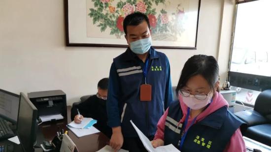 当记者在洛龙区李楼镇应急和安全监管办公室见到该办公室主任张向涛时