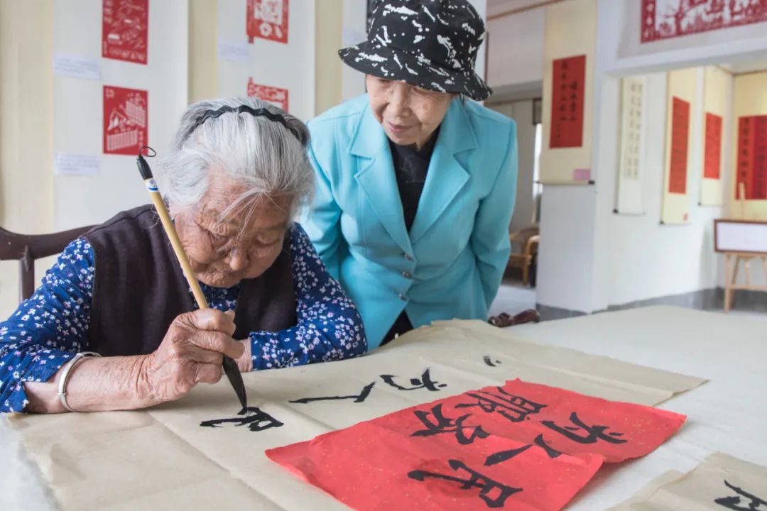 津津乐道92岁不识字老人书写为人民服务
