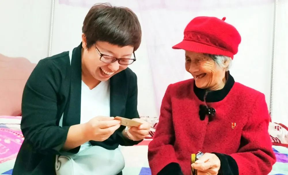 万张笑脸迎百年幸福生活入画来百姓笑脸甜如蜜