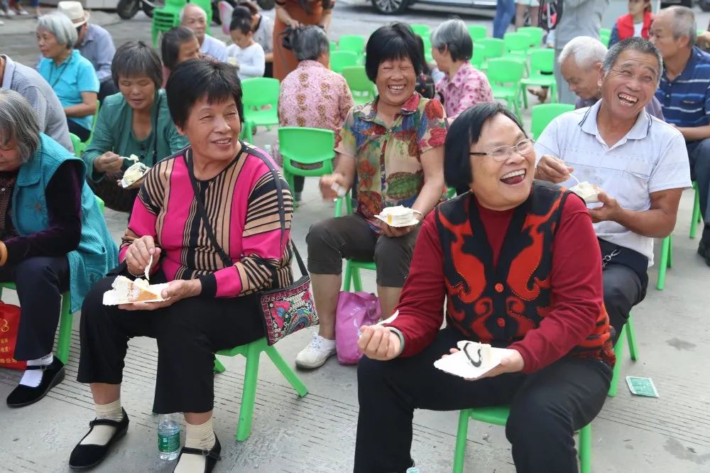 万张笑脸迎百年幸福生活入画来百姓笑脸甜如蜜