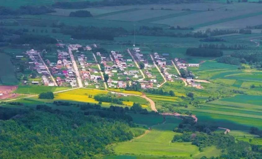 双鸭山市饶河县西林子乡小南河村曾经是国家级贫困村,村里多数是岗子