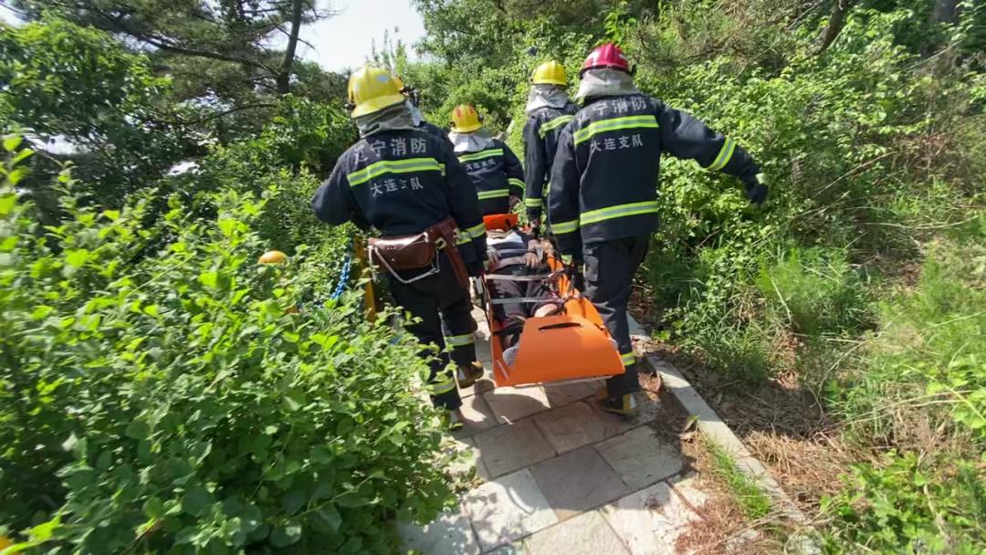 300斤男子晕倒燕窝岭山崖下5名消防员合力抬人