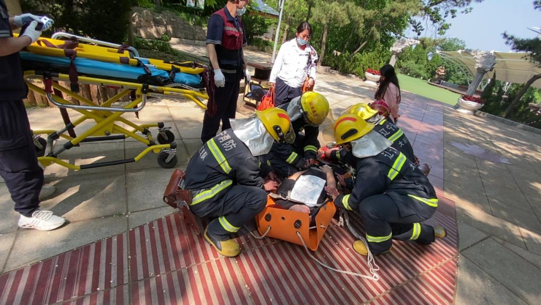 300斤男子晕倒燕窝岭山崖下5名消防员合力抬人