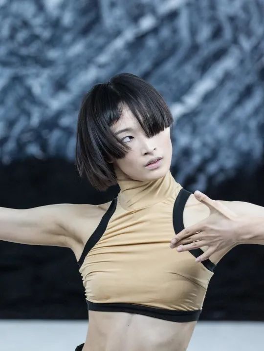 看胡菁早期的照片,恬静乖巧的样子与现在炫酷前卫的造型判若两人.