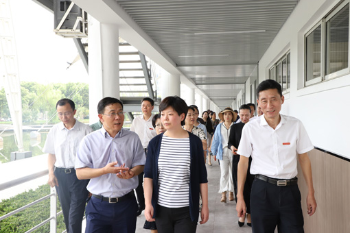 無錫市委常委,高新區黨工委書記,新吳區委書記蔣敏(第一排右二)到無錫