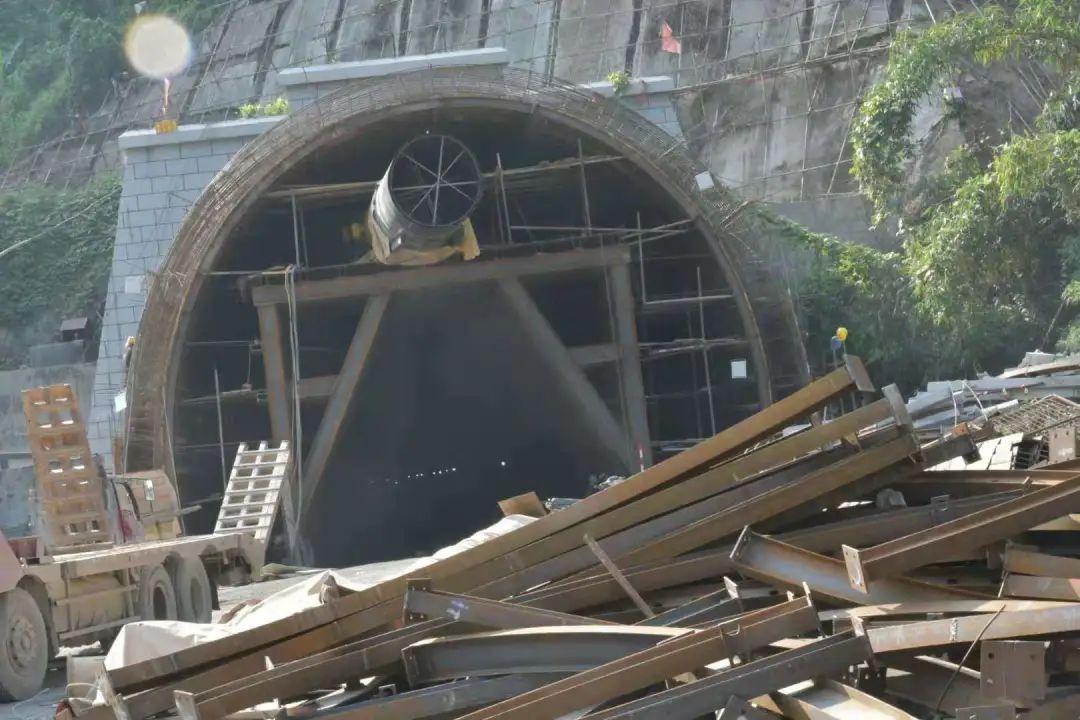 景寨隧道口景寨隧道位于云南省西双版纳傣族自治州景洪市境内,全长9.