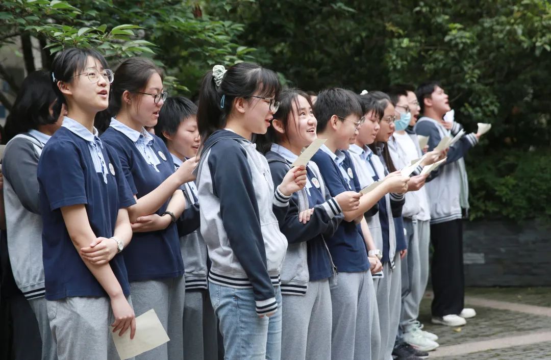 一年一度的"辅仁式喊楼"隆重上演6月4日上午无锡市辅仁高中为备战高考