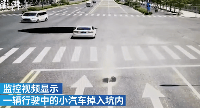 安徽安庆,一男子在步行街上持刀行凶,多人受伤倒地.