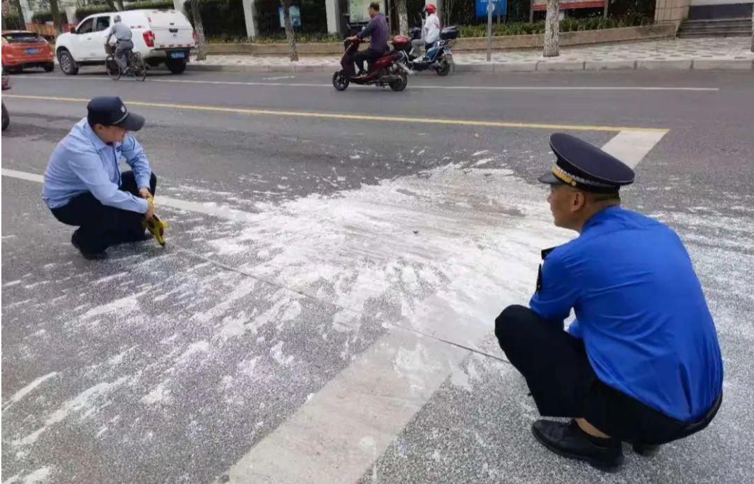 道路遗撒图片