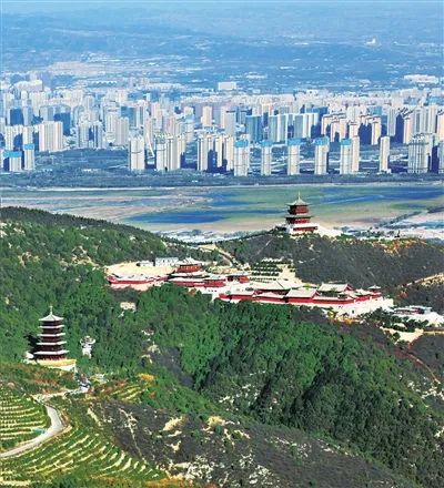 太山风光太 山太山在太原西南方向,距晋祠风景名胜区5公里,太原古县城