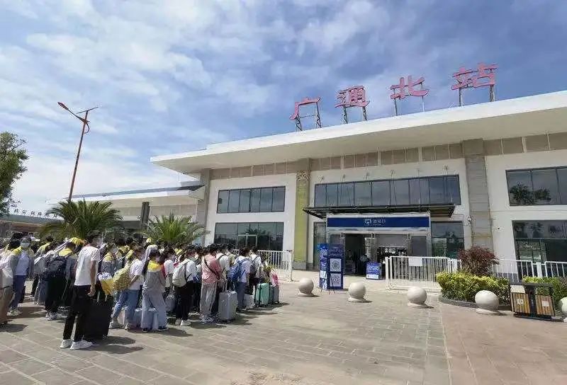 别样赶考路:广通287名学子坐着动车去高考
