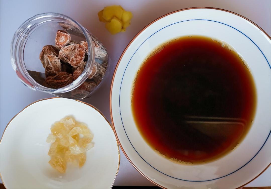 调配好的话梅汁倒入锅中煮开,浇进瓷碗或玻璃器皿里,用盖子封好,冷却