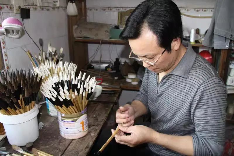 挖掘到距今1600 多年的"文港毛笔"制作技艺,距今800 多年历史的李渡