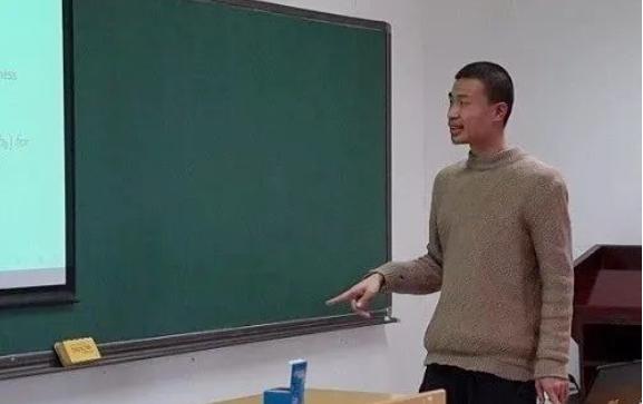 北大数学天才韦东奕:不看电视不用微信,爱听收音机!