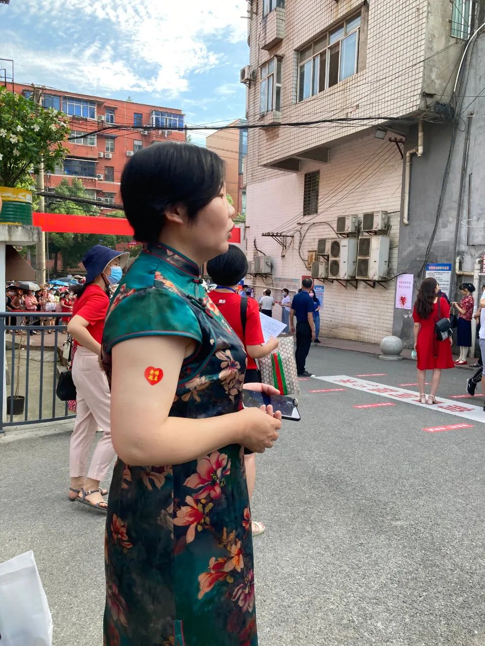 再看一遍习题考生系红绳加油十年磨一剑 自信进考场黄石一中送考老师