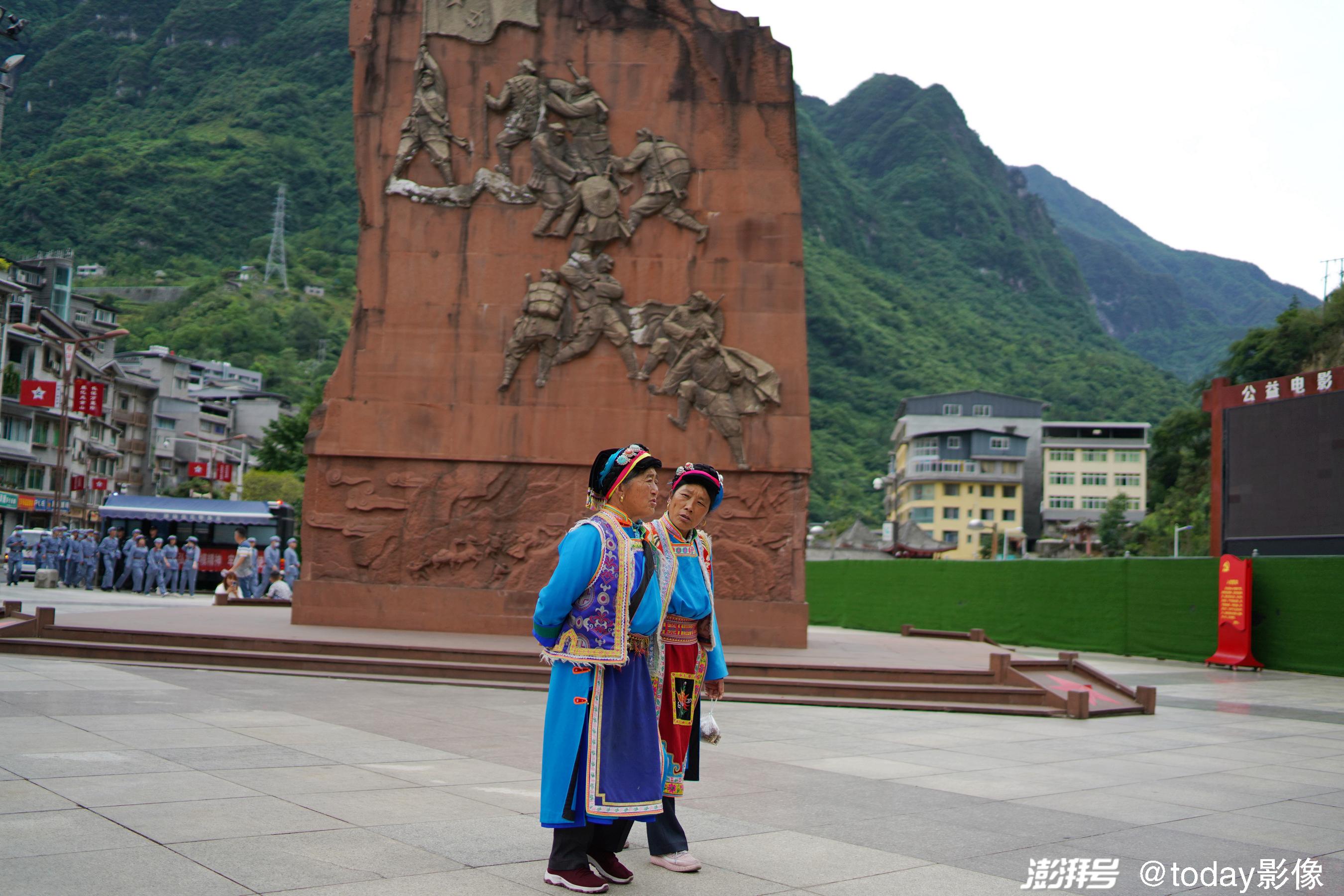 6月5日,广场上的红军翻雪山纪念浮雕仿佛再显了当时场景