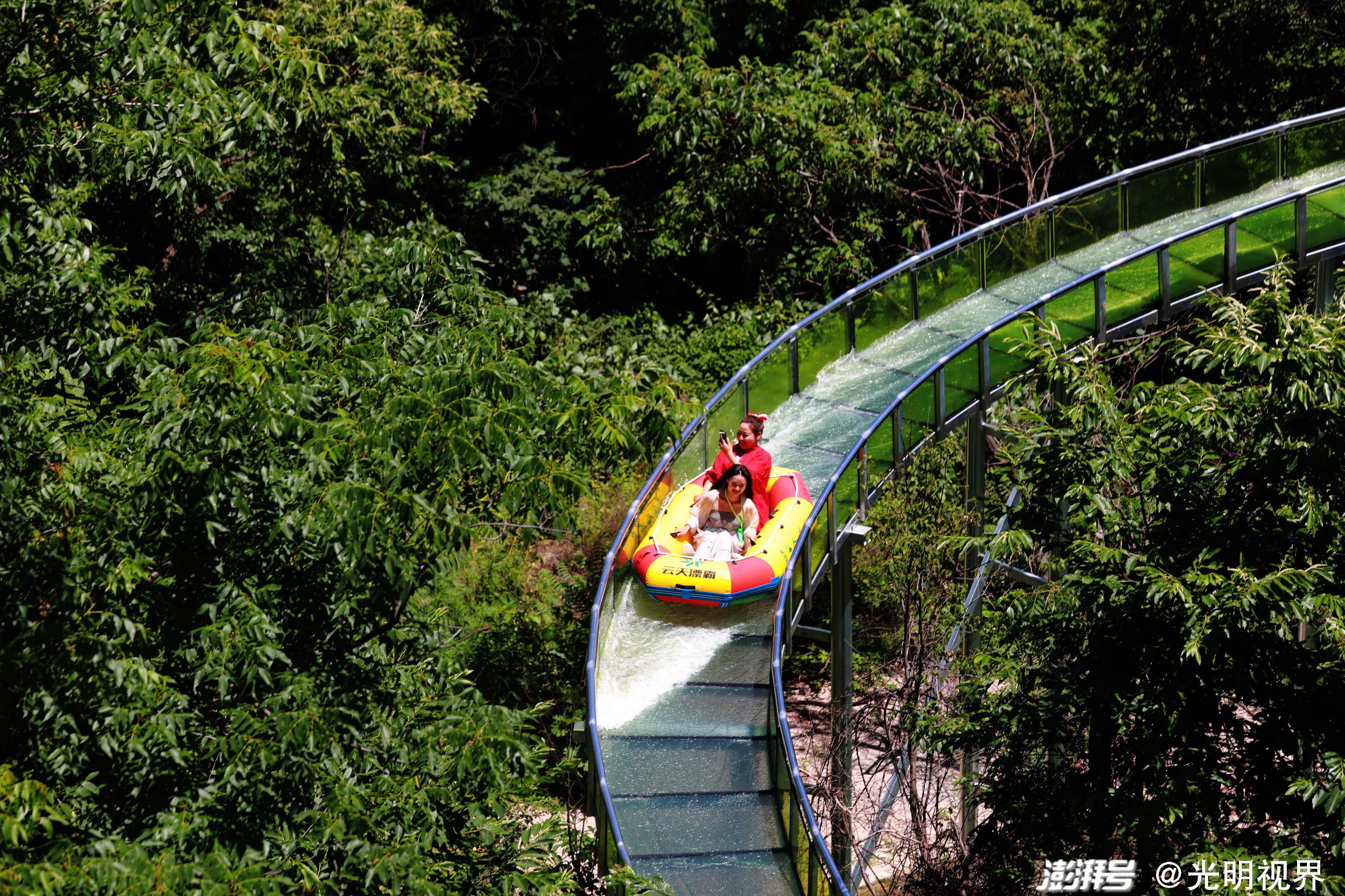 6月5日,位于鲁山天龙池风景区的空中玻璃水滑道开漂,首批游客着汉服