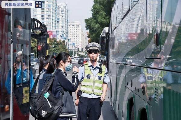 交警叔叔的高考考场忙但不慌乱