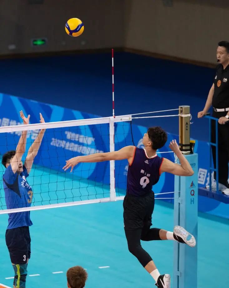 四川男排是一个以老带新的球队,既有将满34岁的80后老将秦松,也有以