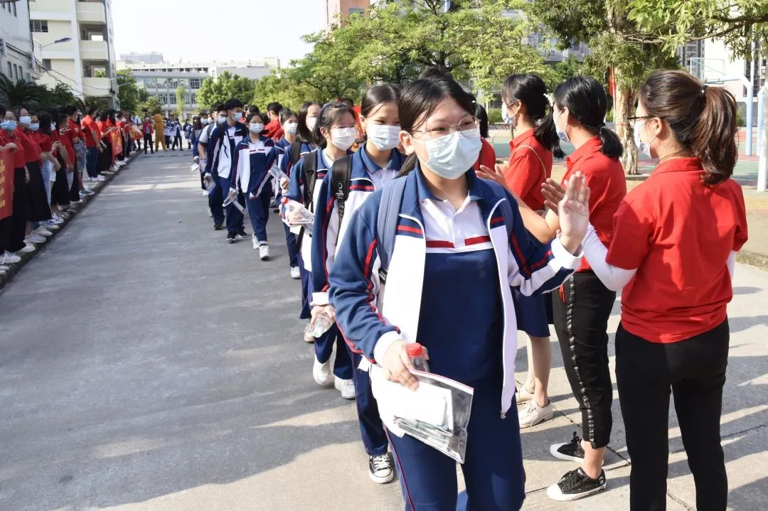 在怀集中学设置多个通道让学生有序进入考场.图源 怀集发布