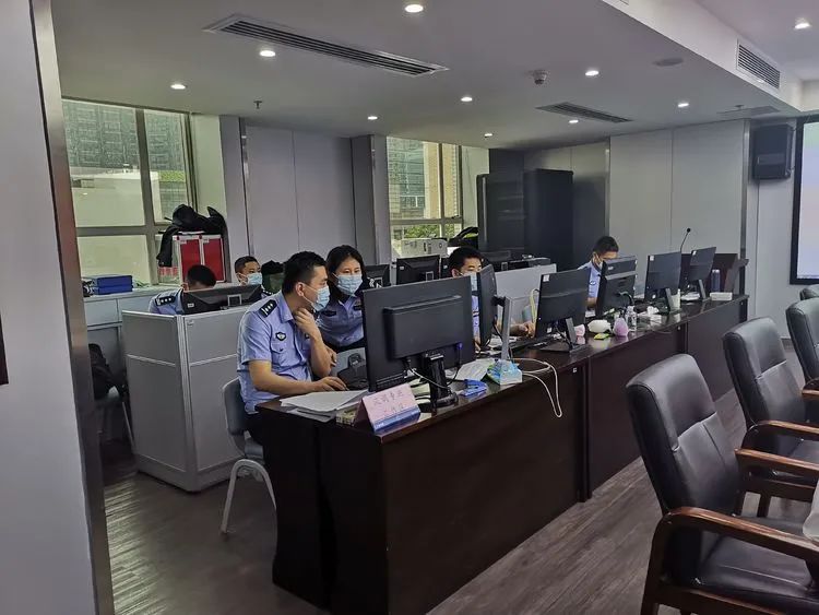抗疫一线流调民警与病毒赛跑一天梳理上万条流调报告