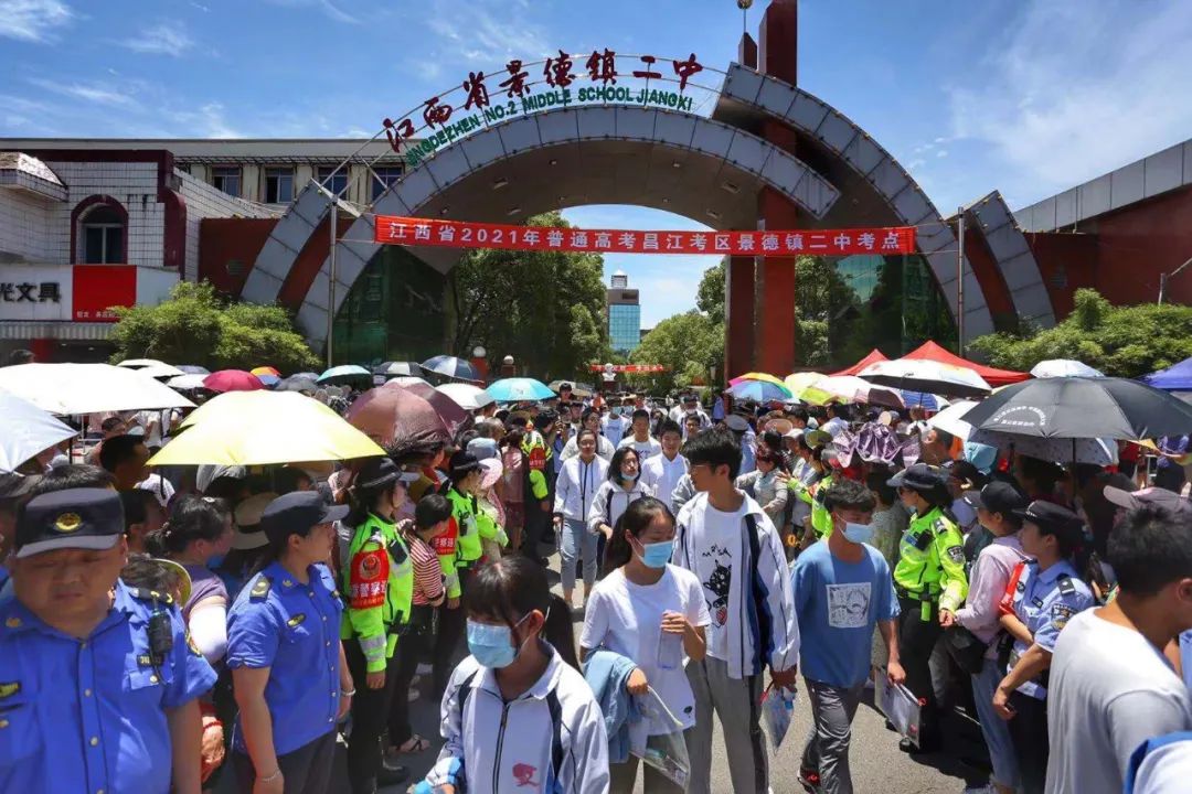 2021年高考于6月7日拉开帷幕,景德镇15218名考生奔赴考场,迎接人生中