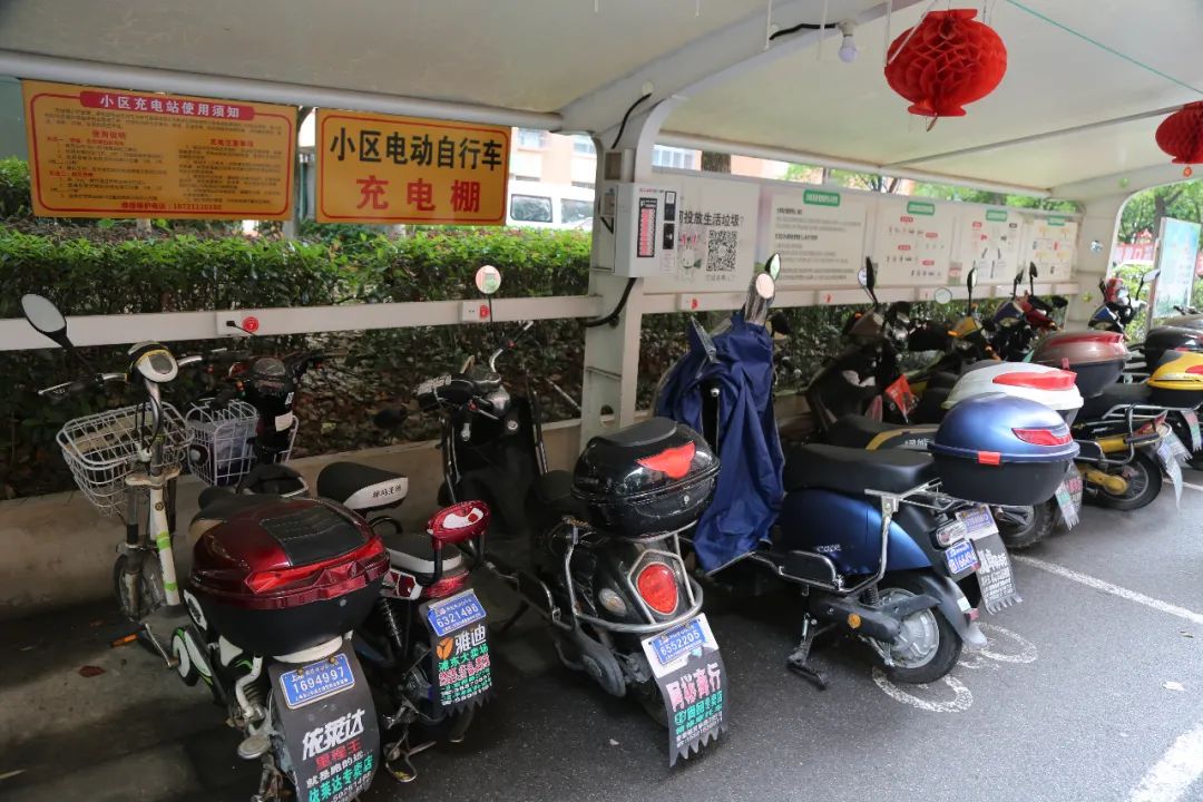 在擁有數萬名住戶的曹路大型居住社區,非機動車的保有量也相當可觀.