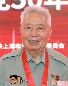 光荣在党50年浦东12名老党员代表今日获颁这个特别的纪念章