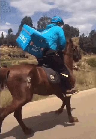 法官也当跑腿小哥上门服务彰显司法温度