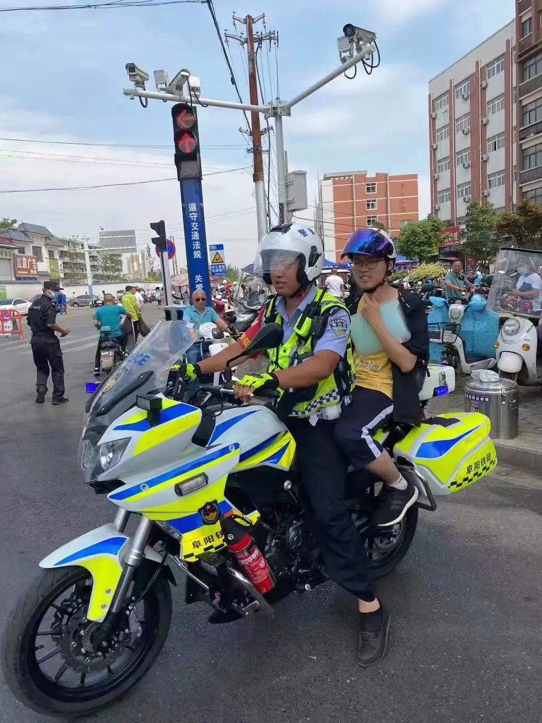 三中考点一考生忘带准考证交警铁骑帮助取证太和大队民警接到考生求助