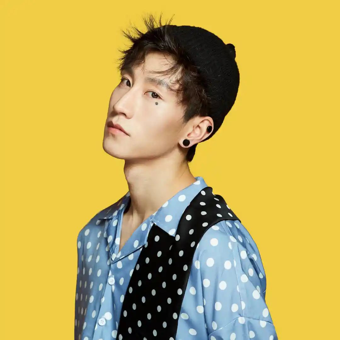 张渊博喜欢尝试各种类型的舞蹈,刚到北京跳芭蕾舞时,他也遇到过挫折,"