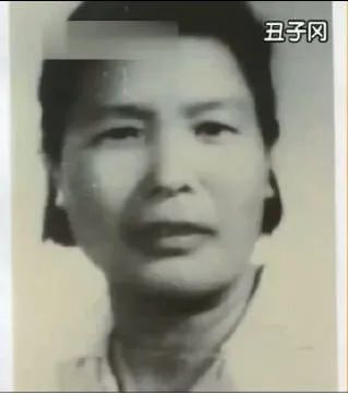 名叫丑子冈她们中的领头者扛起了抚育红色后代们的重任一群"不拿枪,不