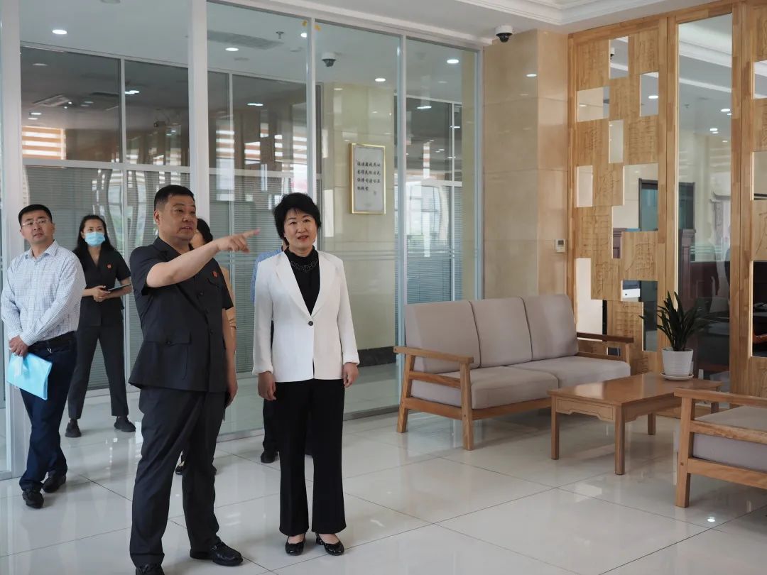 瓦房店市人大常委会主任张春玉一行6人到瓦房店法院调研指导人民调解