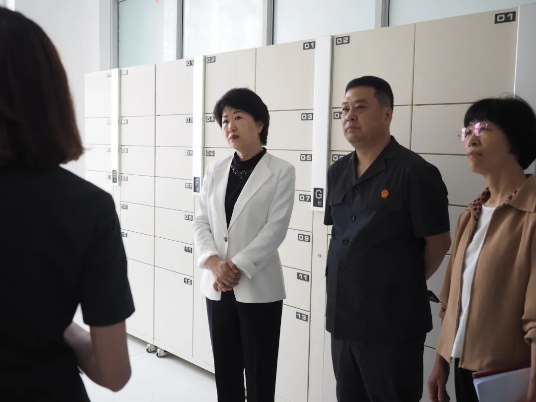 瓦房店市人大常委会主任张春玉一行6人到瓦房店法院调研指导人民调解