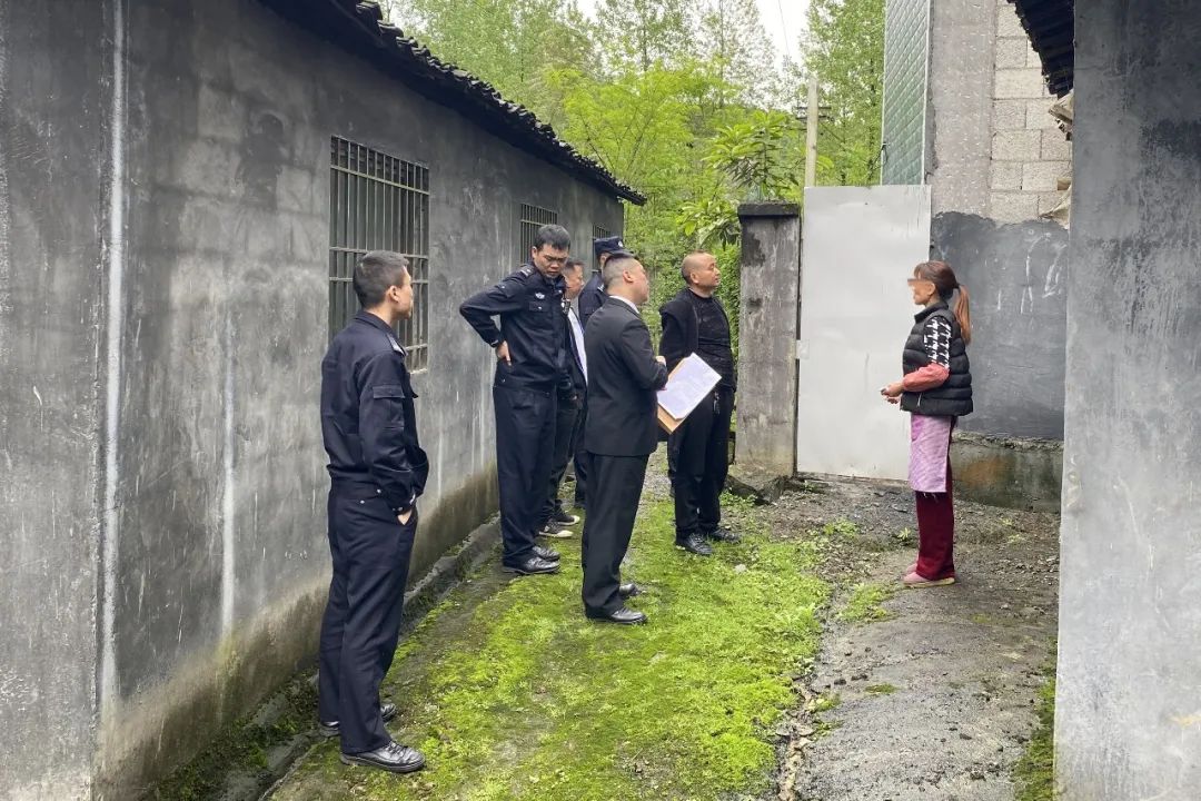 龙潭镇石营村村民田某与石某,冉某夫妻不仅系邻里关系,且田某的丈夫与